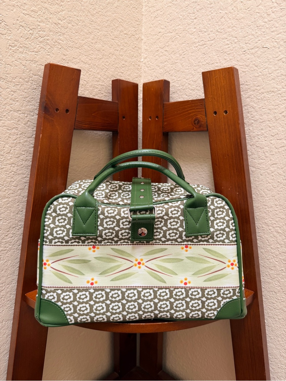 Temptations Old world insulated hot/cold tote.